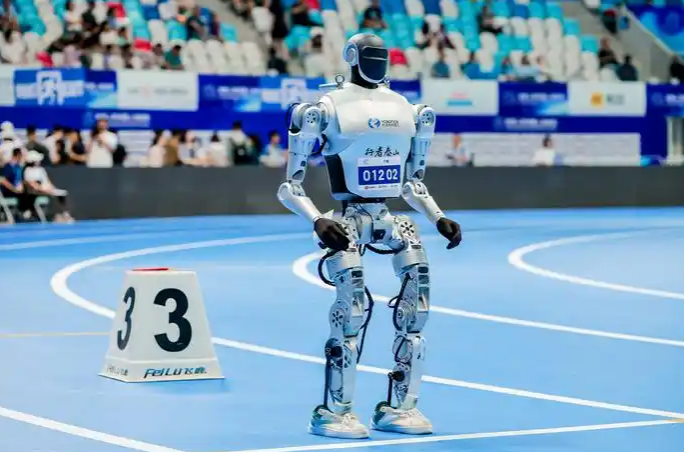 穩(wěn)穩(wěn)跨過30厘米柵欄！濟南機器人“行者泰山”100米障礙賽贏得第4、5名