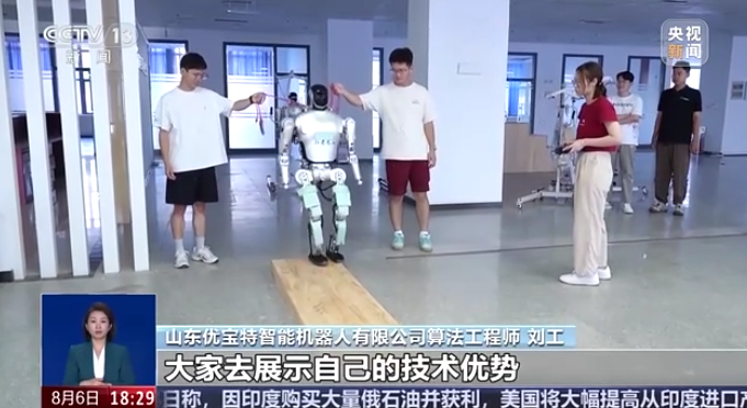 4×100米接力賽 機(jī)器人如何完成“交接棒”？央視記者探訪訓(xùn)練場