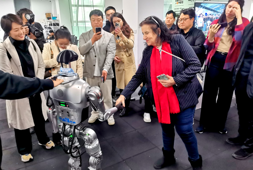 機遇中國 魅力濟南外媒記者團走入優寶特機器人